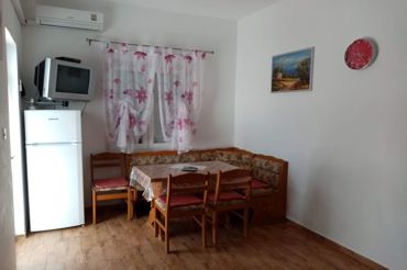 Apartments Peric Marija in Lopar, dining room, kitchen table, air conditioning