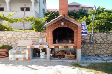 Apartment Peric Marija, outdoor grill in the garden