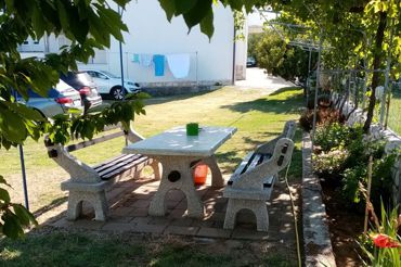 Apartments Perić Marija, table in the garden